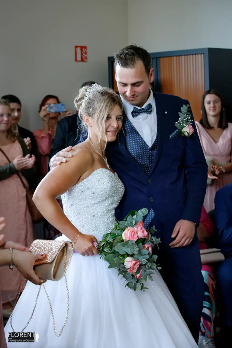 mariage-mairie-selles-saint-omer-epoux-tendrement-l-un-contre-l-autre-florent-studio-photographe-mariage-pas-de-calais-nord-boulogne-sur-mer-lille-paris-arras-le-touquet