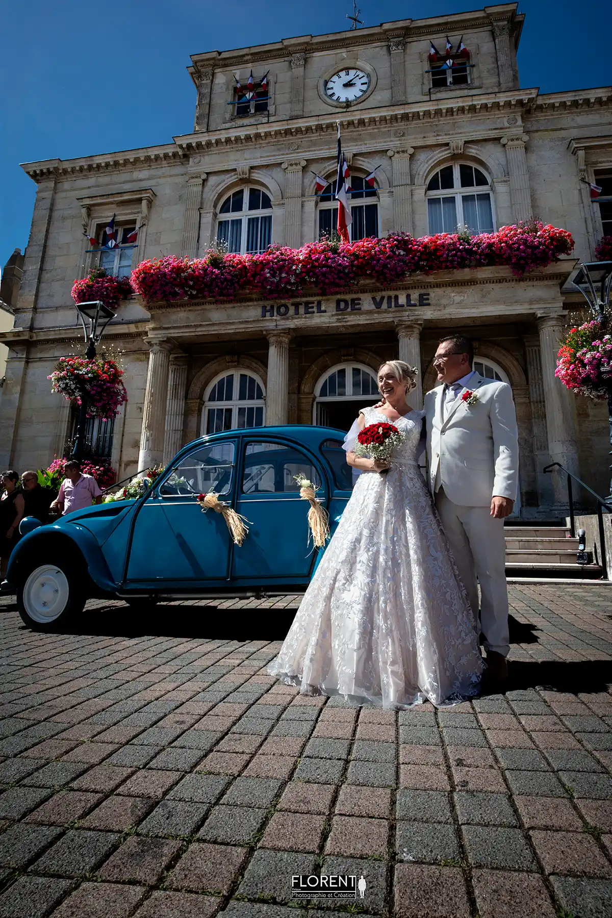 mariage-marquise-calais-arrivee-heureuse-couple-en-2CV-devant-mairie-florent-studio-photographe-boulogne-sur-mer-lille-le-touquet-paris-saint-omer-arras-amiens