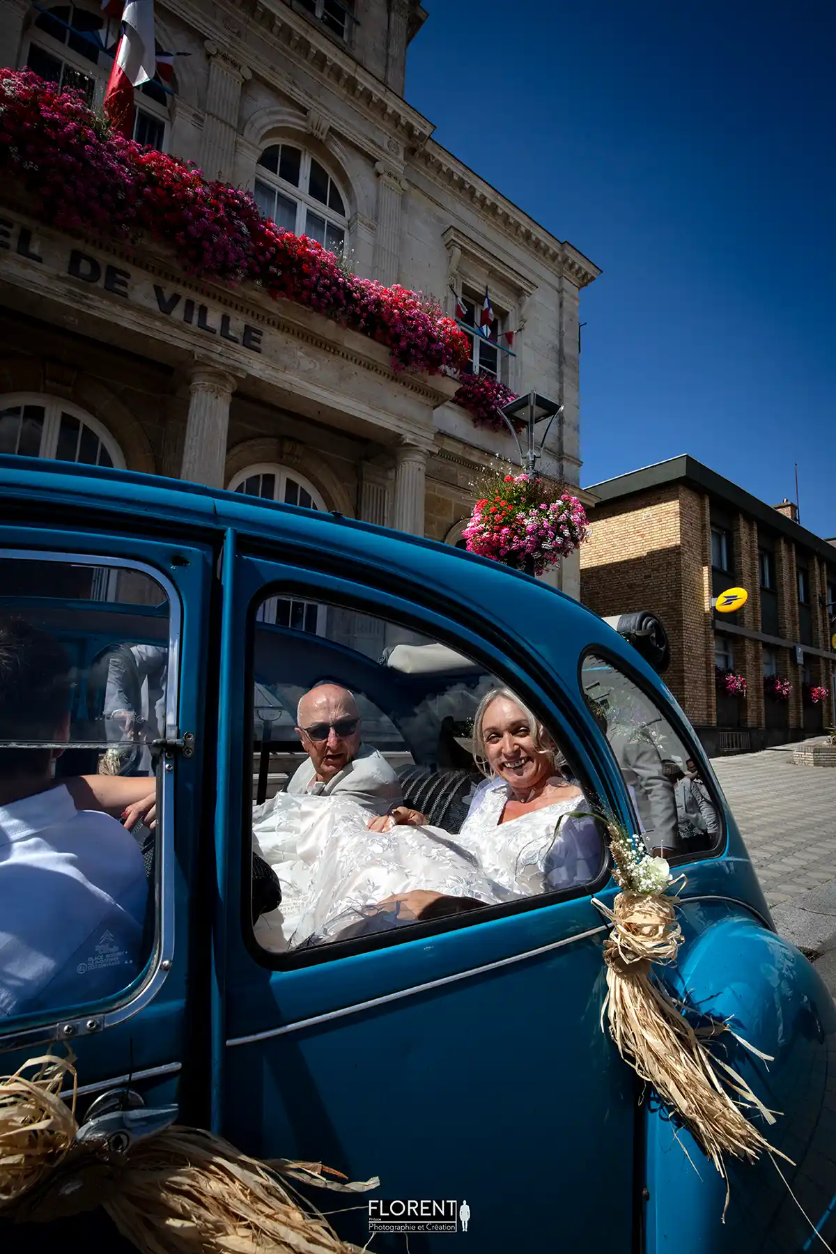 mariage-marquise-calais-arrivee-heureuse-du-marie-en-2CV-devant-mairie-florent-studio-photographe-boulogne-sur-mer-lille-le-touquet-paris-saint-omer-arras-amiens
