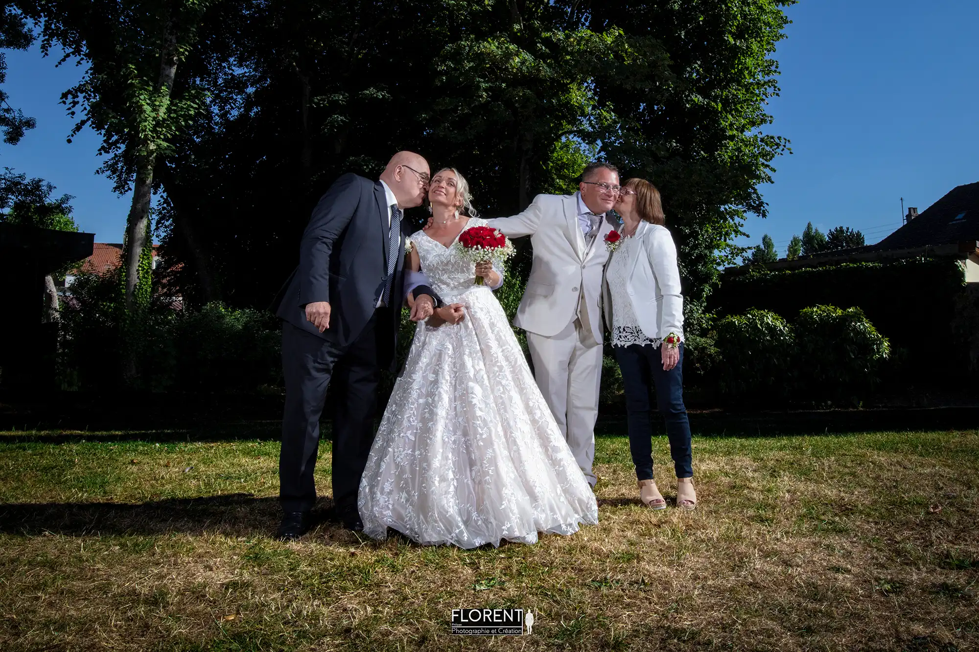 mariage-marquise-calais-parc-couple-avec-papa-maman-bisous-heureux-florent-studio-photographe-boulogne-sur-mer-lille-le-touquet-paris-saint-omer-arras-lens