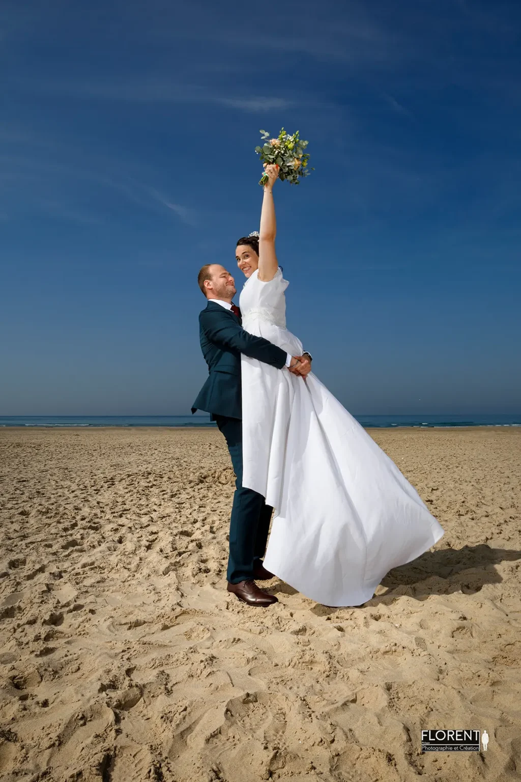 mariage pose sur la plage maries joue avec le bouquet florent studio photographe fanie boulogne sur mer calais saint omer lille le touquet hardelot