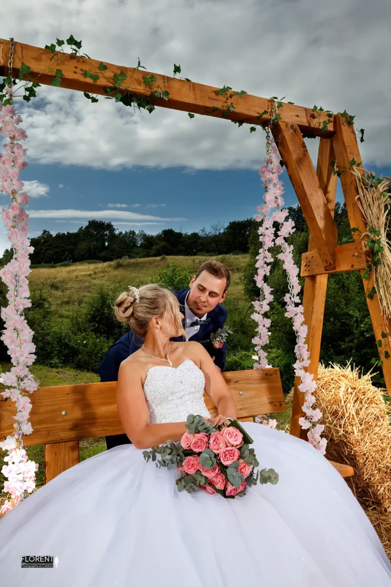 mariage-pose-tendre-epoux-sur-balancelle-saint-omer-florent-studio-photographe-mariage-pas-de-calais-nord-boulogne-sur-mer-lille-paris-arras-le-touquet