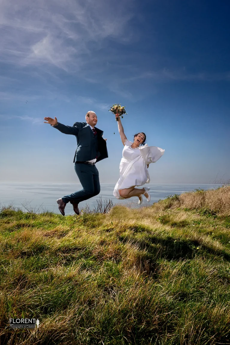 mariage saut des maries rires sur falaise florent studio photographe calais boulogne sur mer lille le touquet saint omer