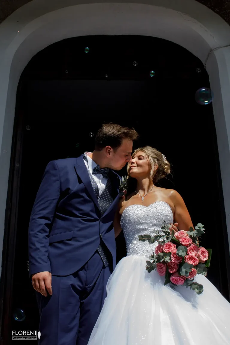 mariage-sortie-eglise-selles-saint-omer-epoux-sembrassent-avec-bulles-florent-studio-photographe-mariage-pas-de-calais-nord-boulogne-sur-mer-lille-paris-arras-le-touquet