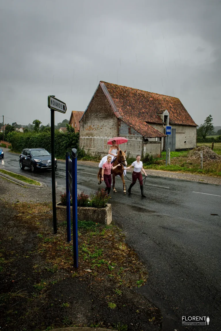 mariee-saint-omer-a-cheval-et-parapluie-arrive-a-la-mairie-sous-la-pluie-florent-studio-photographe-mariage-pas-de-calais-nord-boulogne-sur-mer-lille-paris-hardelot-arras-le-touquet.