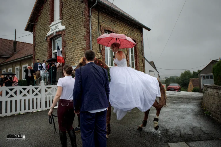 mariee-saint-omer-a-cheval-et-parapluie-devant-la-mairie-panique-sous-la-pluie-florent-studio-photographe-mariage-pas-de-calais-nord-boulogne-sur-mer-lille-paris-hardelot-arras-le-touquet