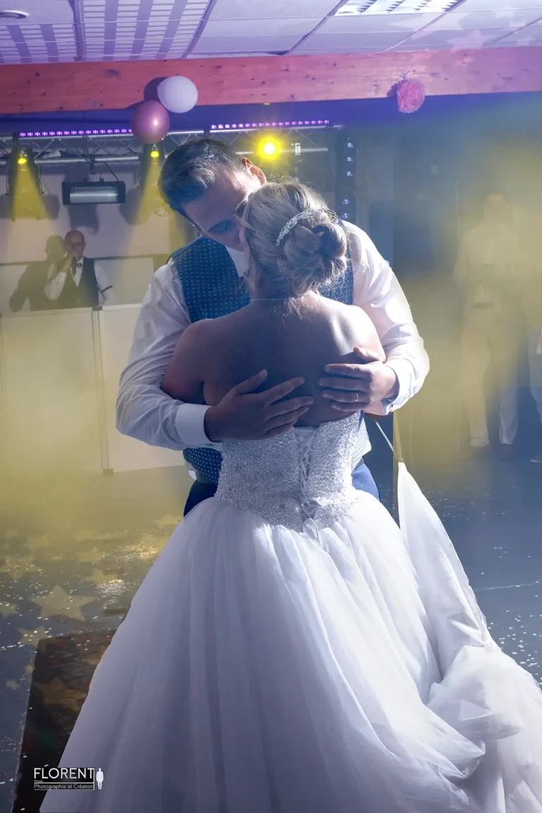photo-mariage-dansent-maries-tendres-s-embrasse-dans-la-fumee-florent-studio-photographe-mariage-pas-de-calais-nord-boulogne-sur-mer-lille-paris-arras-le-touquet.