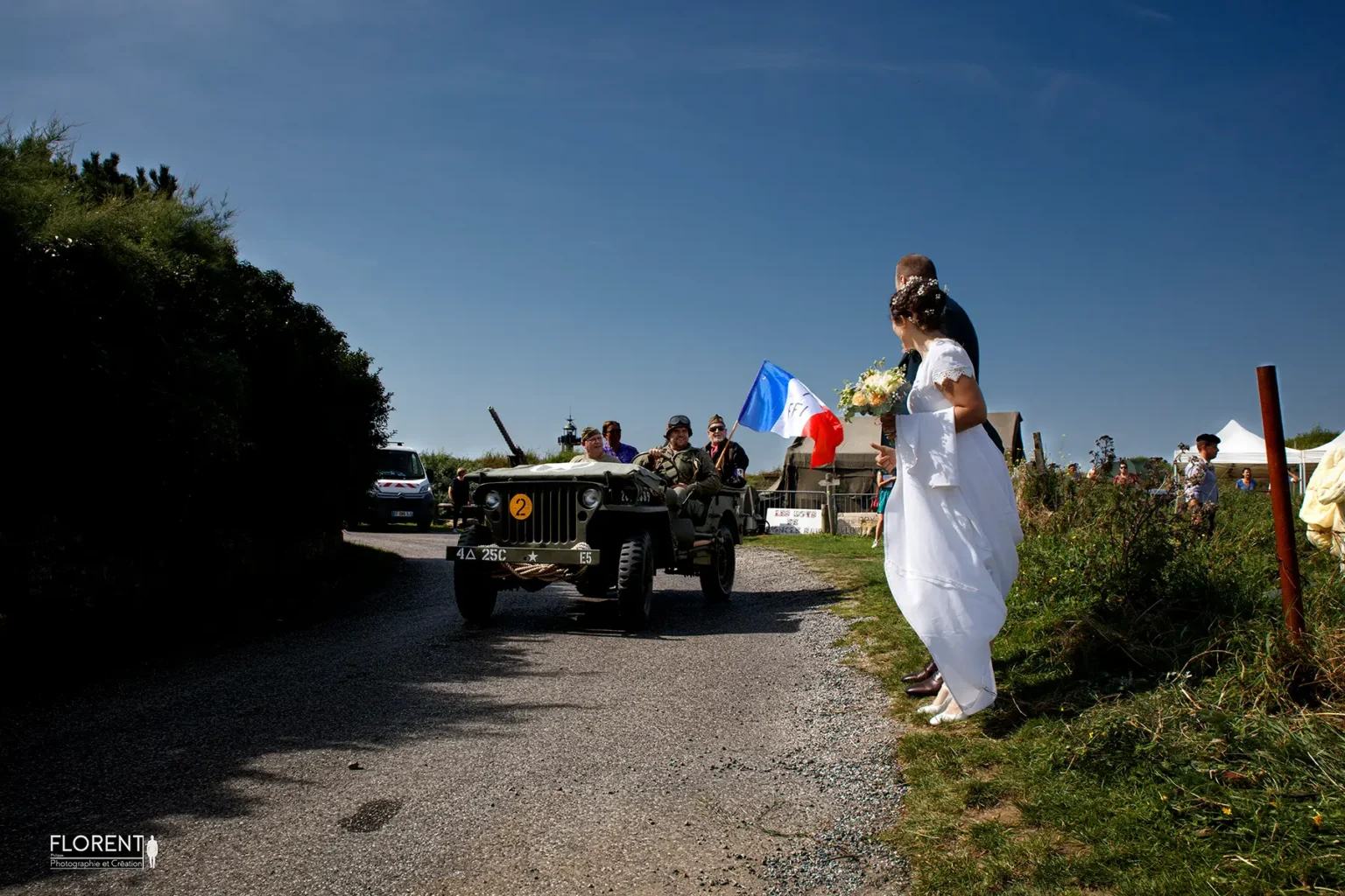 photo mariage calais humour maries font du stop dans camp militaire guerre 39 45 florent photographe mariage calais boulogne sur mer lille paris saint omer