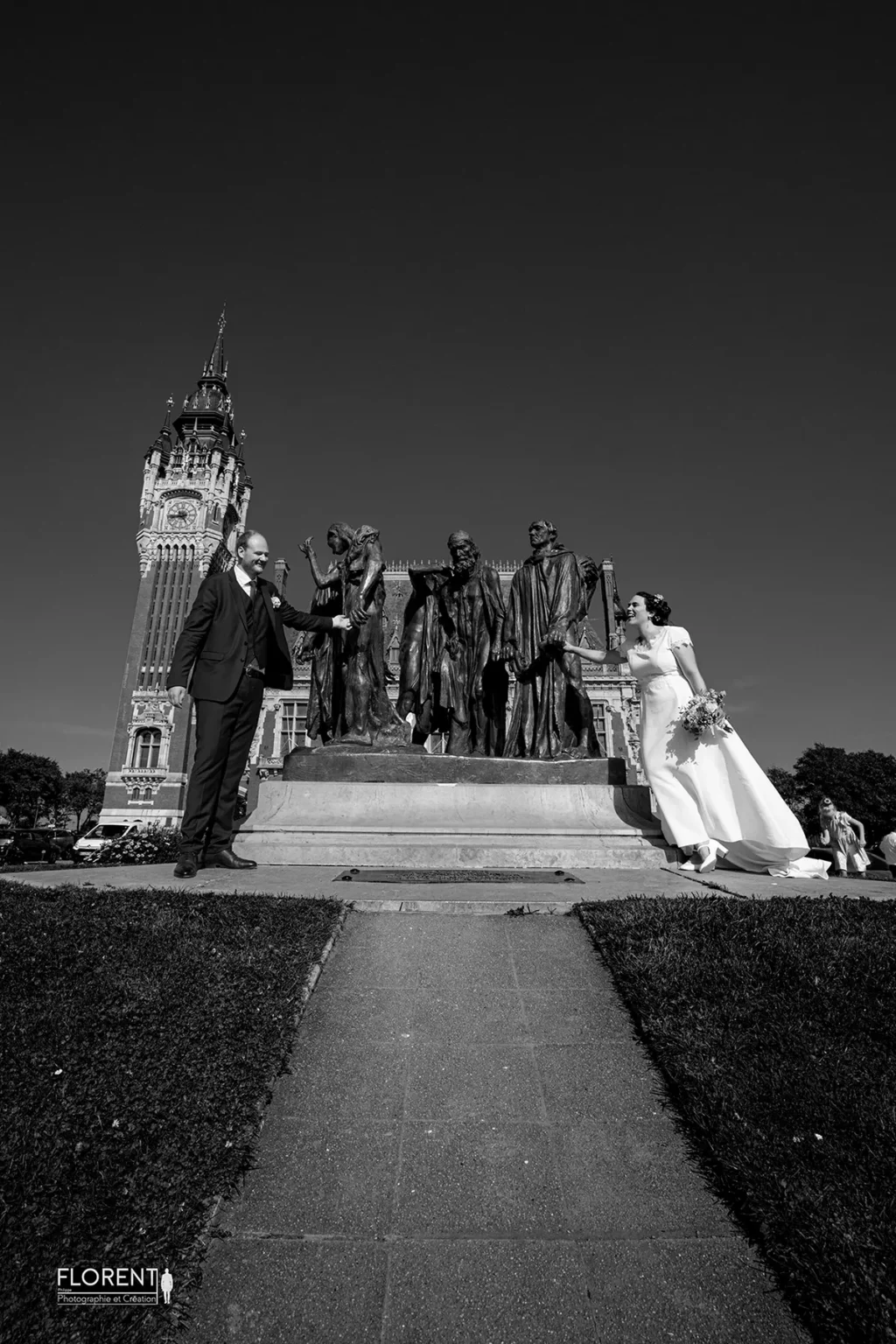 photo superbe mariage maries rires devant bourgeois de calais florent studio calais boulogne sur mer lille le touquet saint omer paris