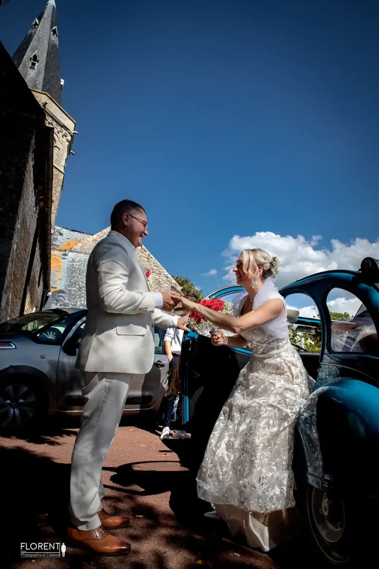 photographe-mariage-calais-couple-en-2-cv-devant-eglise-marquise-florent-studio-boulogne-sur-mer-lille-le-touquet-paris-saint-omer-dunkerque