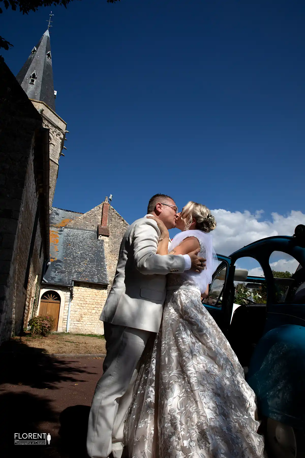 photographe-mariage-calais-couple-s-embrassent-devant-eglise-marquise-florent-studio-boulogne-sur-mer-lille-le-touquet-paris-saint-omer-dunkerque