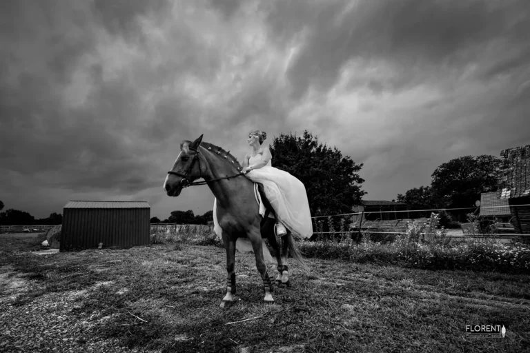 photographe-mariage-saint-omer-mariee-a-cheval-sous-la-pluie-depart-vers-la-mairie-florent-studio-desvre-photographe-mariage-pas-de-calais-nord-boulogne-sur-mer-lille-paris-arras-le-touquet