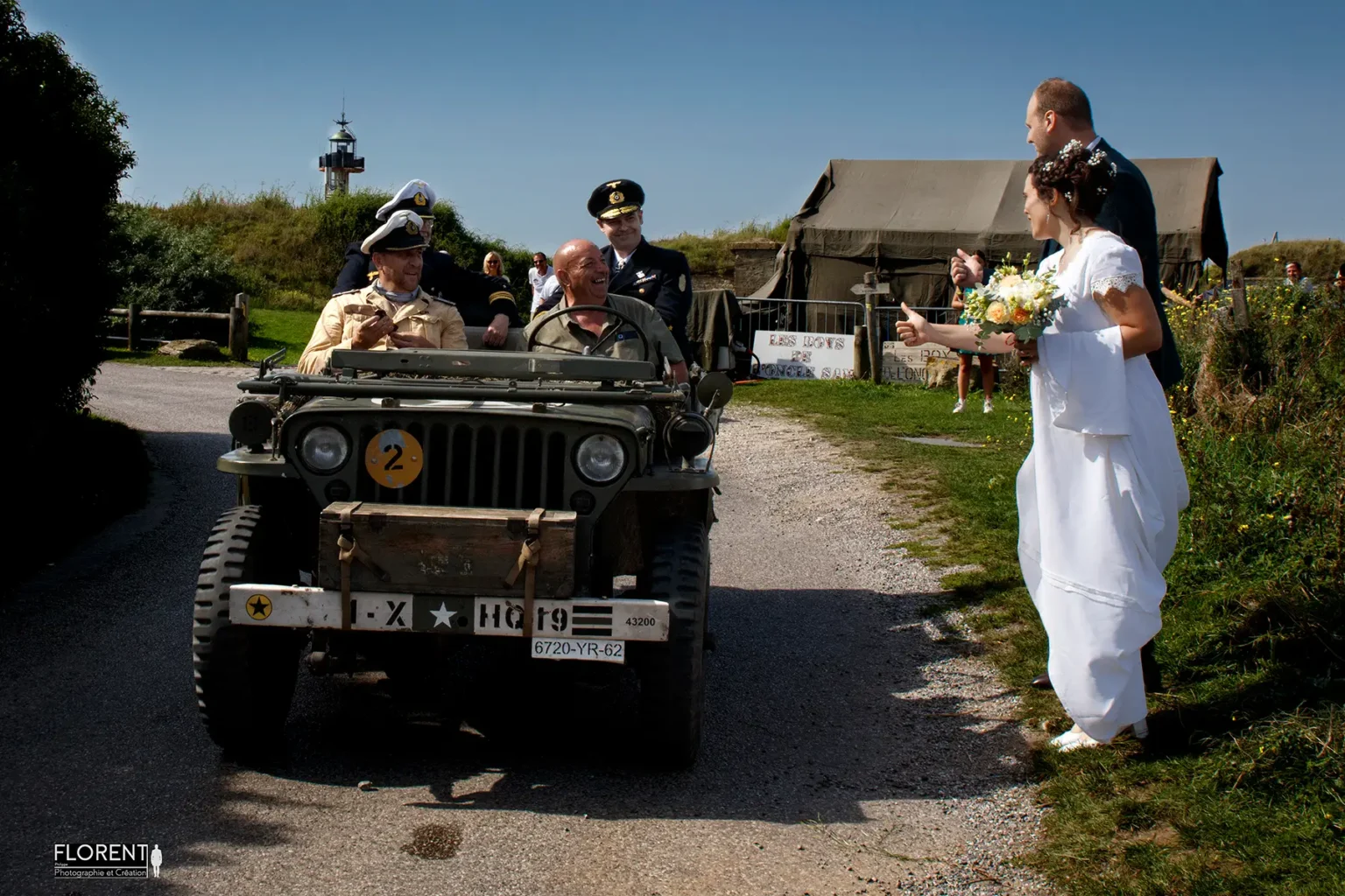 pose mariage photo humour avec soldats de guerre 39 45 en jeep florent studio photographe calais boulogne sur mer lille le touquet paris saint omer