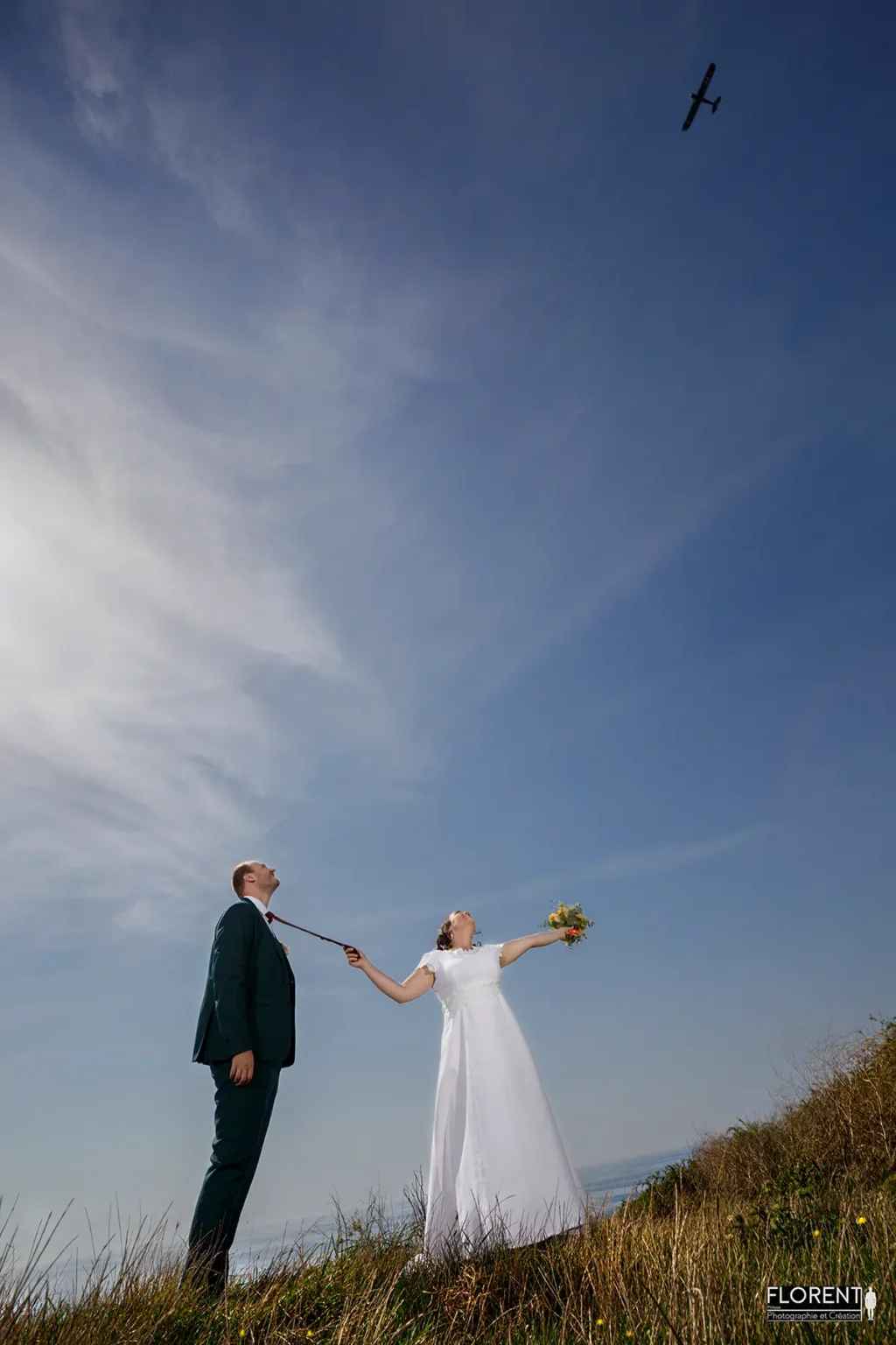 pose superbe mariage sur la falaise montre avion florent studio photographe calais boulogne sur mer lille le touquet saint omer