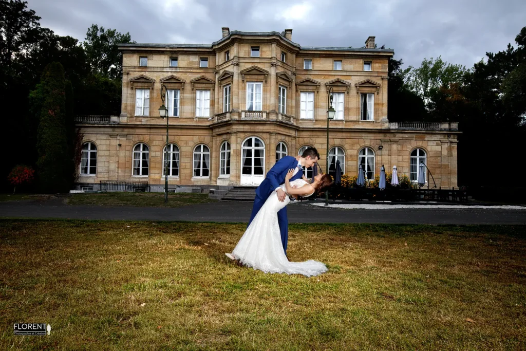 seance-couple-renversant-mariage-arras-pose-parc-chateau-fenelon-florent-photographe-boulogne-sur-mer-lille-le-touquet-paris-saint-omer-calais-copie.webp