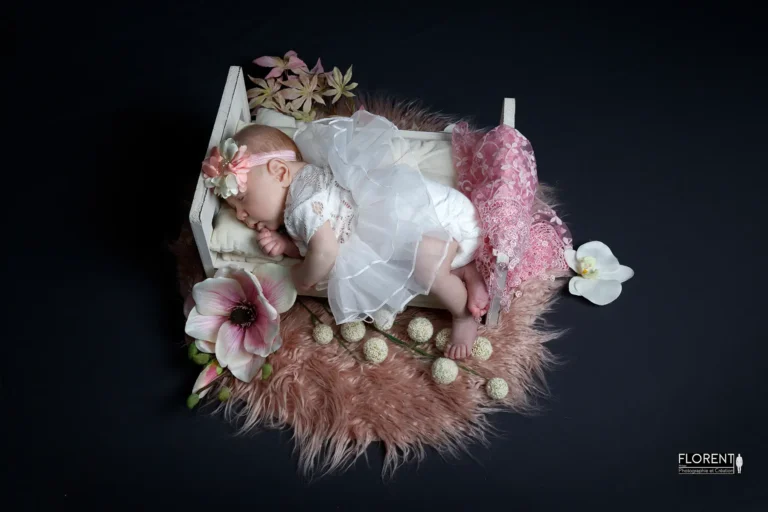 séance photo bébé dans petit lit avec fleurs se repose fanie photographe florent studio boulogne sur mer lille le touquet paris calais saint omer berck