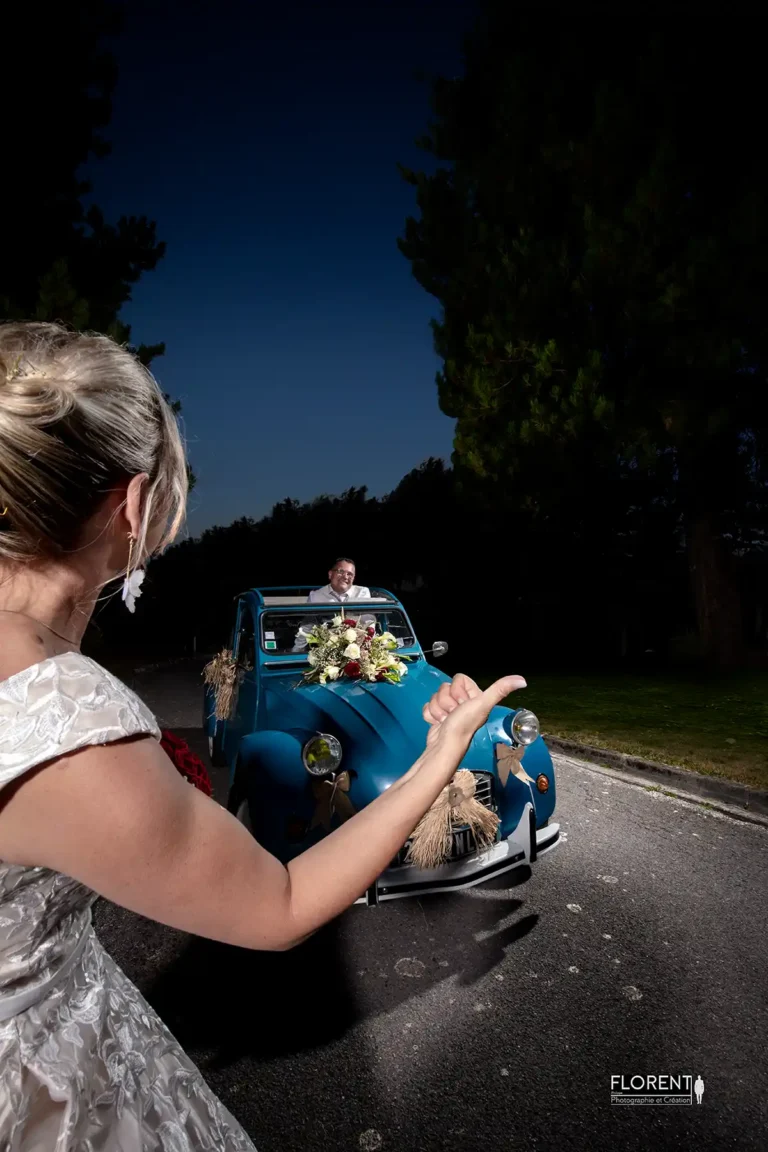 seance-photographe-mariage-calais-la-marie-fait-du-stop-en-attendant-son-epoux-en-2CV-seance-mariage-humour-calais.