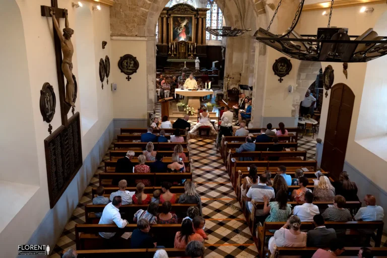 superbe-mariage-calais-eglise-marquise-vue-du-haut-balcon-orgue-couple-devant-pretre-au-loin-studio-photographe-boulogne-sur-mer-lille-le-touquet-paris-saint-omer-dunkerque-.