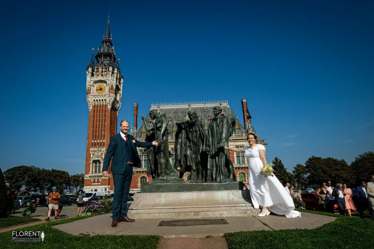 superbe photo mariage maries rires devant bourgeois de calais florent studio calais boulogne sur mer lille le touquet saint omer paris