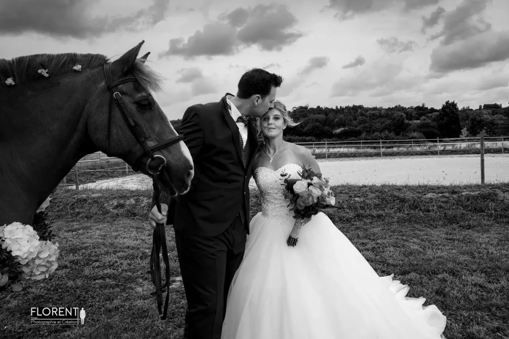 tendre-pose-mariage-saint-omer-la-mariee-son-epoux-et-leur-cheval-sous-la-pluie-desvres-lille-moment-unique-florent-photographe-mariage-boulogne-sur-mer-lille-le-touquet-desvres-arras-calais.webp