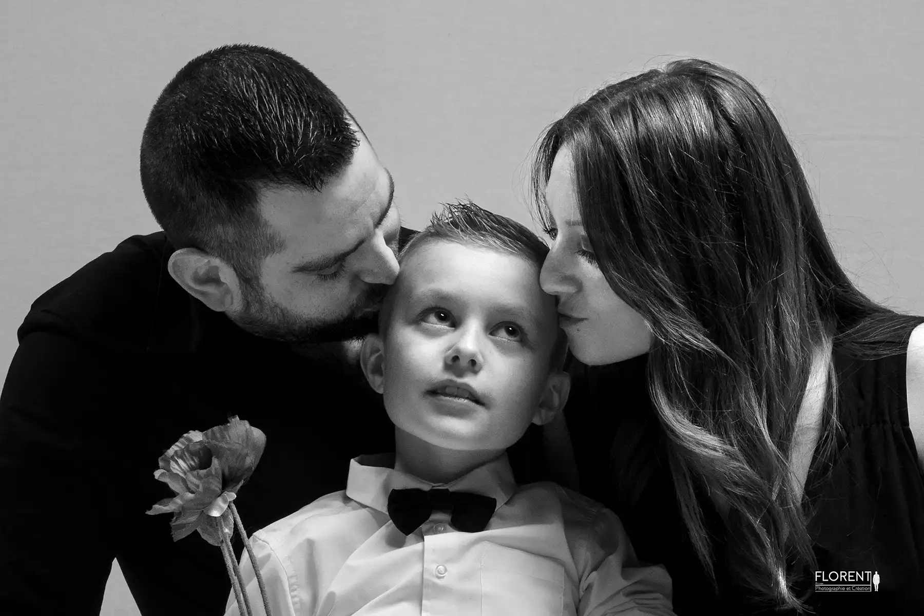 photo couple en en noir et blanc parents embrassent leur garçon florent studio fanie photographe boulogne sur mer lillle calais le touquet paris saint omer