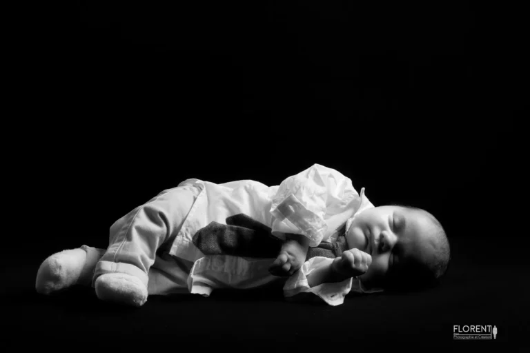 photographe bebe calais bebe dort avec cravatte sur fond noir florent studio fanie photographe boulogne sur mer lille le touquet saint omer