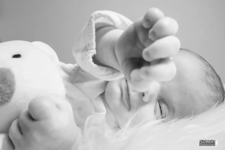 photographe bebe dort avec petite peluche montre sa main fanie photographe florent studio boulogne sur mer lille le touquet paris saint omer hardelot berck calais