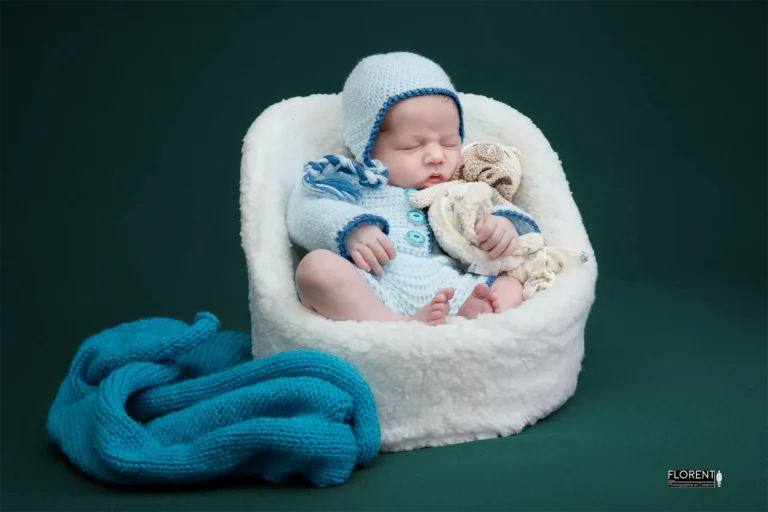 photographe bebe en bleu dans petit fauteuil et doudou fanie photographe florent studio boulogne sur mer lille le touquet paris saint omer hardelot berck calais