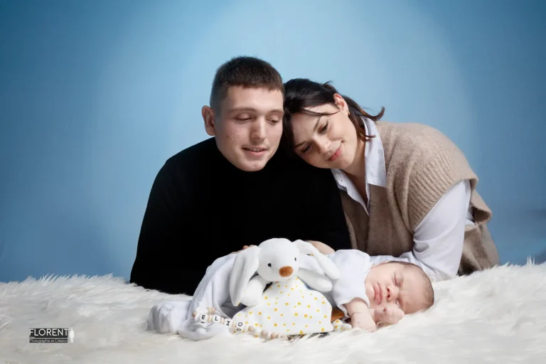 photographe bebe parents regardent tendrement bébé qui dort fanie photographe florent studio boulogne sur mer lille le touquet paris saint omer hardelot berck calais