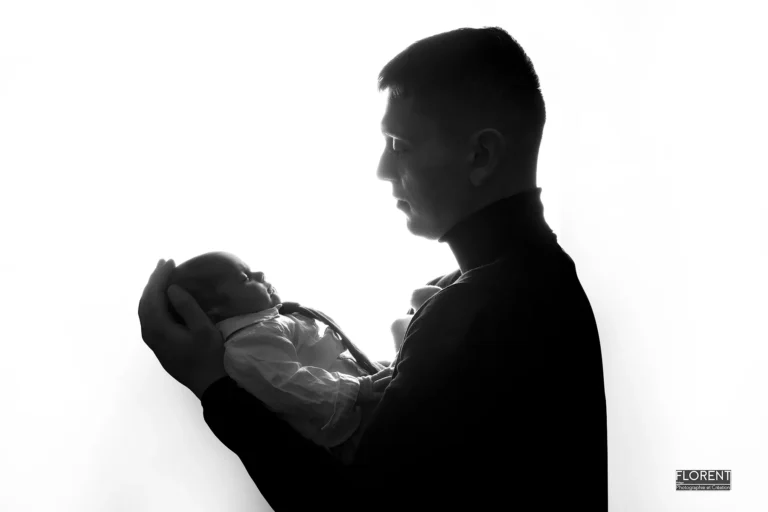 photographe bebe saint omer bebe dans les bras de papa tendre sur fon blanc florent studio fanie photographe boulogne sur mer lille le touquet paris calais