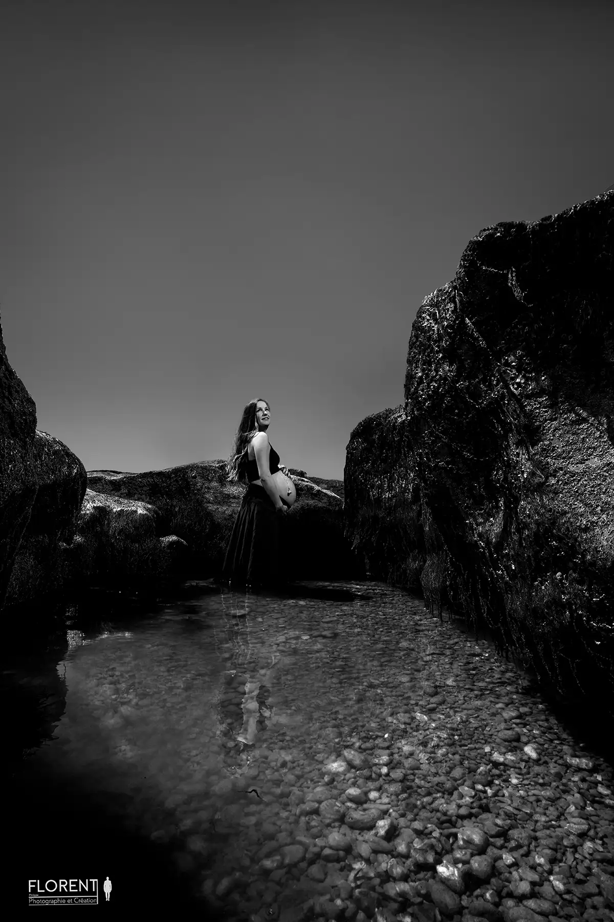 photographe maternite grossesse bord de mer noir et blanc au milieu des rochers florent studio fanie photographe boulogne sur mer lille le touquet berck paris saint omer calais