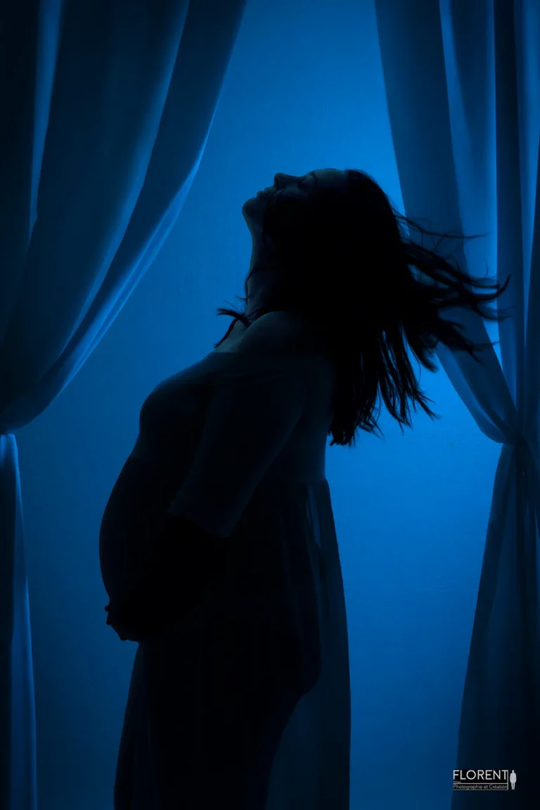 photographe maternité grossesse contre jour bleu silhouette cheveux au vent florent photographe boulogne sur mer lille le touquet paris calais amiens berck saint omer