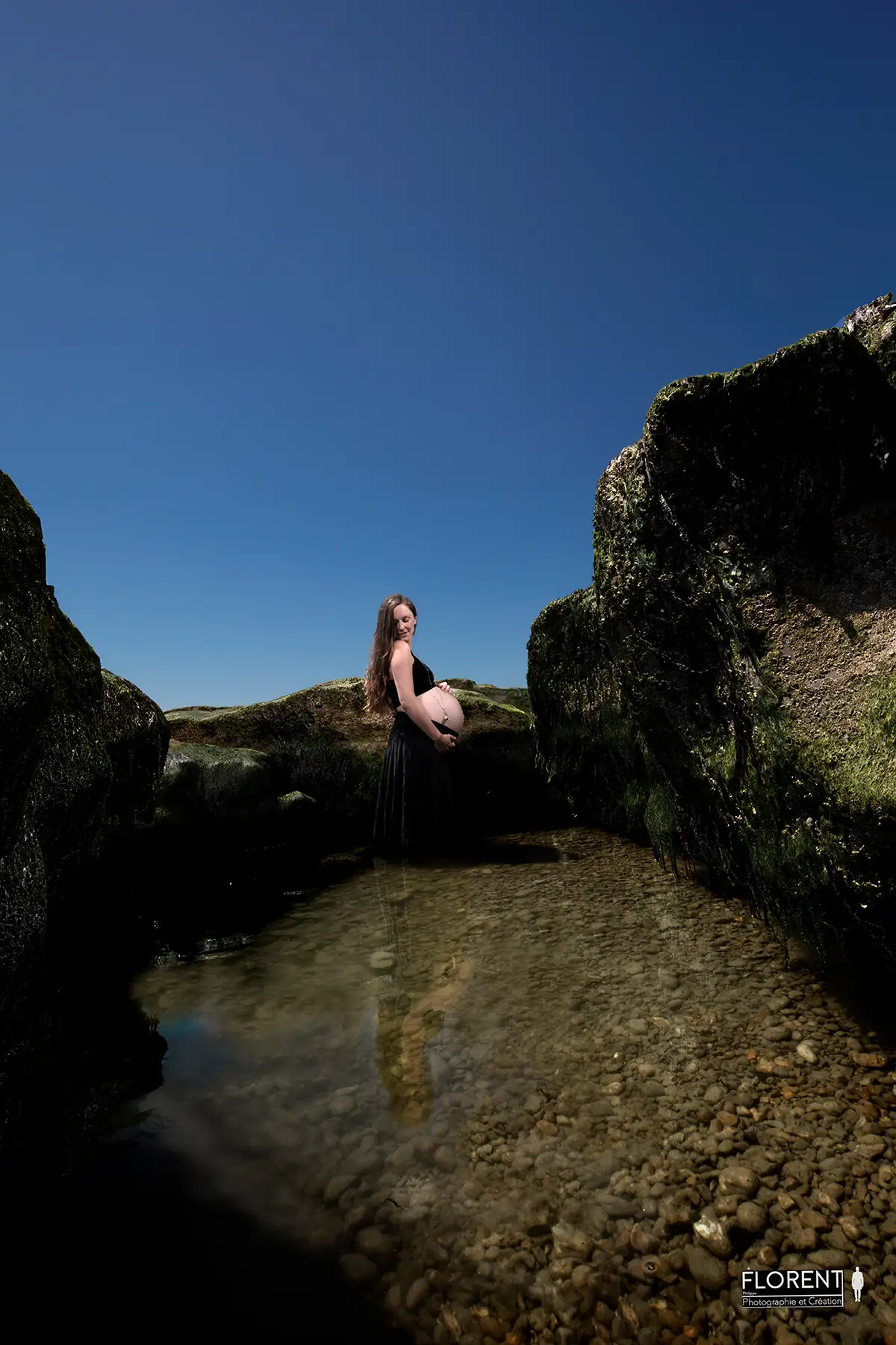photographe maternite magnifique dans l eau plage couleur au milieu des rochers florent studio fanie photographe boulogne sur mer lille le touquet berck paris saint omer calais