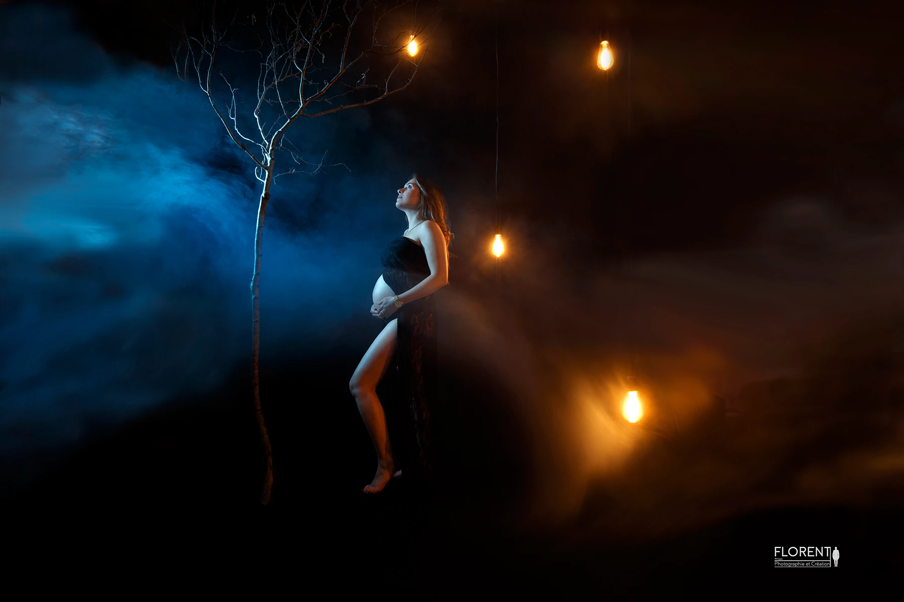 seance maternité magique fumée bleue et ampoule clair obscur jaune florent studio fanie photographe boulogne sur mer lille le touquet paris calais saint omer