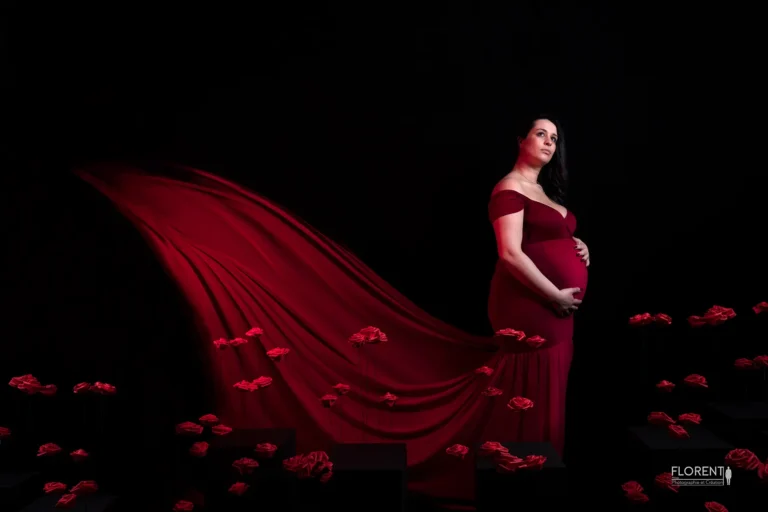 seance maternité voluptueuse robe rouge et roses rouges fonds noir florent studio fanie photographe boulogne sur mer lille le touquet paris saint omer calais