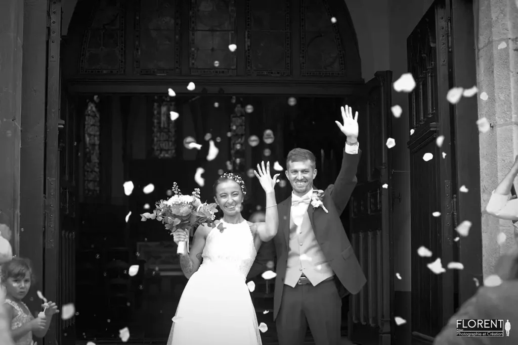 Sortie-eglise-mariage-en-fete-avec-bulles-et-joie-photographe-fanie-florent-mariage-boulogne-sur-mer-lille-le-touquet-paris-2.webp