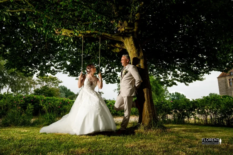 pose-mariage-a-la-balancoire-sous-arbre-geant-montreuil sur mer boulogne-sur-mer-marquise-florent-photographe-calais-arras-amiens-saint-omer-le-touquet-lille-paris.webp