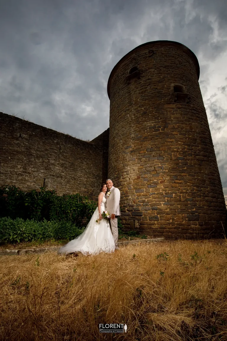 mariage-montreuil sur mer -hardelot-photo-de-couple-au-pieds-de-la-tour-du-chateau-florent-photographe-lille-le-touquet-paris-isques-samer-saint-omer-boulogne-sur-mer.webp