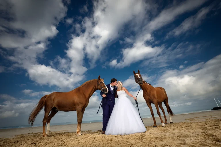 mariage-superbe-boulogne-sur-mer-desvres-avec-les-maries-et-leurs-chevaux-sur-la-plage-boulogne-sur-mer-florent-studio-mariage-lille-le-touquet-paris-calais-saint-omer-arras-dunkerque-hardelot lumbres.webp