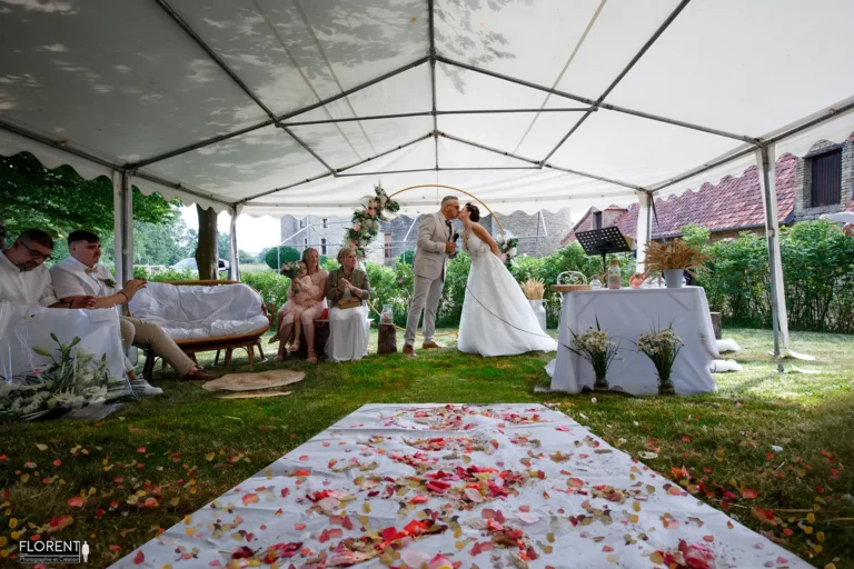 mariage-vue-des-epoux-s-embrassent-superbe-decors-mariage-laique-sous-le-soleil-florent-studio-photographe-mariage-hardelot-boulogne-sur-mer-lille-le-touquet-paris-calais.webp