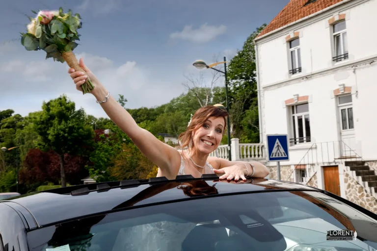 photo-mariage montreuil sur mer salut-de-la-mariee-toit-de-la-voiture-sous-le-soleil-florent-studio-boulogne-sur-mer-lille-le-touquet-paris-calais-samer-saint-omer.webp