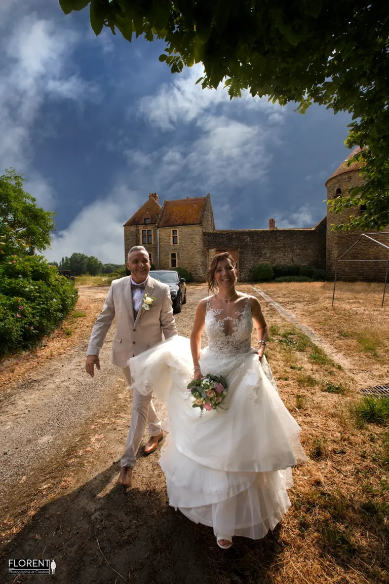photo-mariage-laique-montreuil sur mer -arrivee-joyeuse-des-maries-devant-le-manoir-florent-studio-boulogne-sur-mer-lille-le-touquet-paris-calais-saint-omer-arras.webp