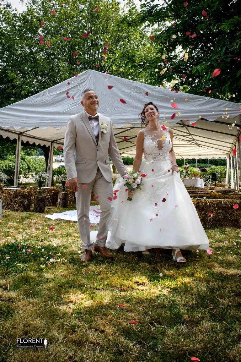 photo-sortie-joyeuse-mariage-laique-hardelot-du-barnumrires-sous-petales-de-roses-florent-studio-photographe-mariage-hardelot-boulogne-sur-mer-lille-le-touquet-paris-calais.webp