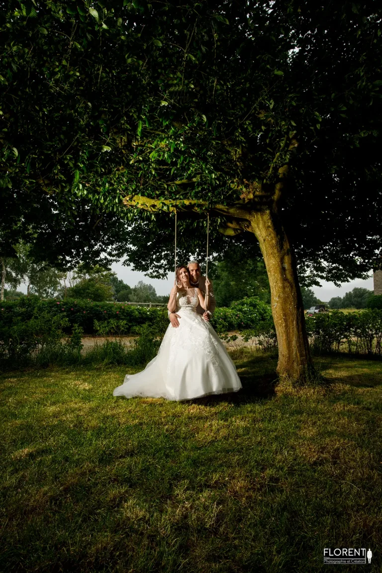 photographe-mariage-couple-a-la-balancoire-sous-arbre-geant-montreuil sur mer -boulogne-sur-mer-marquise-florent-photographe-calais-arras-amiens-saint-omer-le-touquet-lille-paris.webp