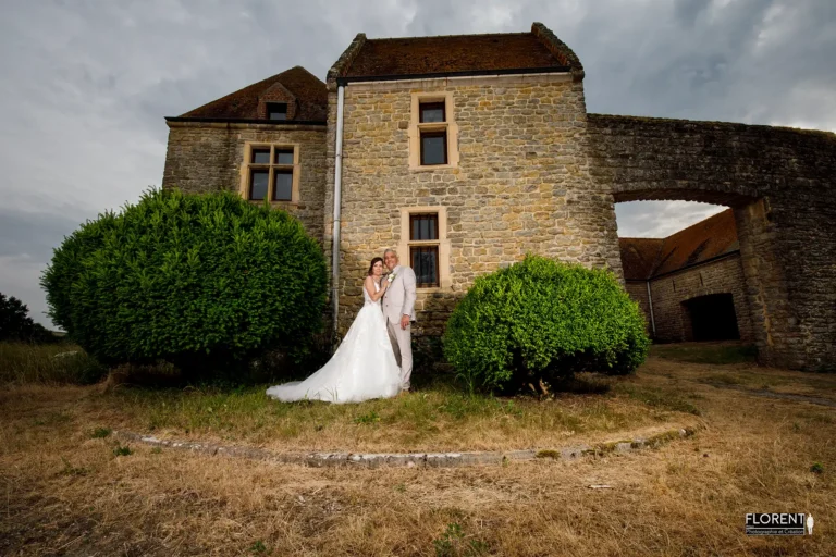 superbe-photo-scene-mariage-montreuil sur mer couple-au-pieds-de-la-tour-du-manoir-florent-studio-photographe-lille-le-touquet-paris-isques-samer-saint-omer-boulogne-sur-mer.webp