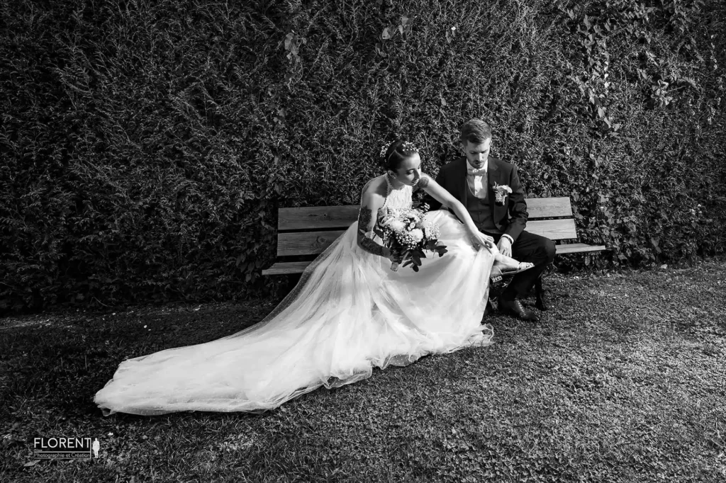 superbe-seance-mariage-sur-un-banc-photographies-du-dessus-en-noir-et-blanc-fanie-photographe-boulogne-sur-mer-lille-le-touquet-paris-saint-omer-.webp