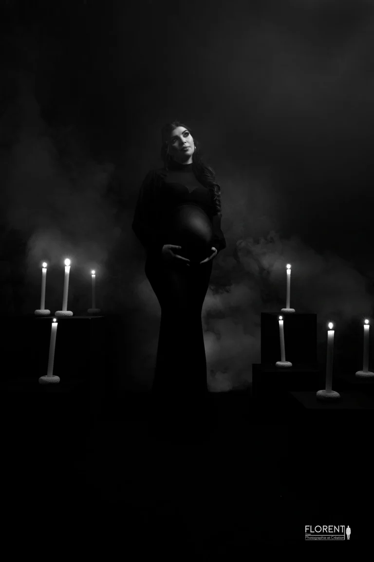 photographe maternité noir et blanc au milieu des bougies douce fumée studio florent photographe fanie boulogne sur mer lille bethune arques le touquet paris calais arras