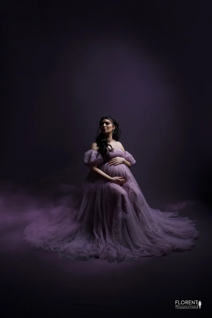 photographe maternité saint omer lumbres assise en rose et fumee studio florent photographe fanie boulogne sur mer lille bethune arques le touquet paris calais arras