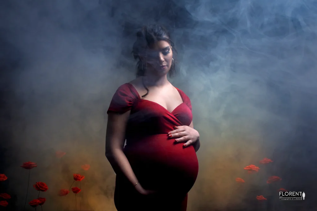photographe-maternite-saint-omer-lumbres-portrait-magique-robe-rouges-et-roses-dans-fumee-studio-florent-photographe-fanie-boulogne-sur-mer-lille-bethune-arques-le-touquet-paris-calais-arras