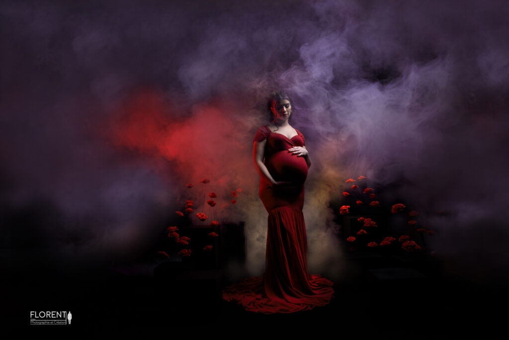 photographe maternité saint omer lumbres sublime longue robe multiples roses dans la fumée studio florent photographe fanie boulogne sur mer lille bethune hazebrouck le touquet paris calais arras